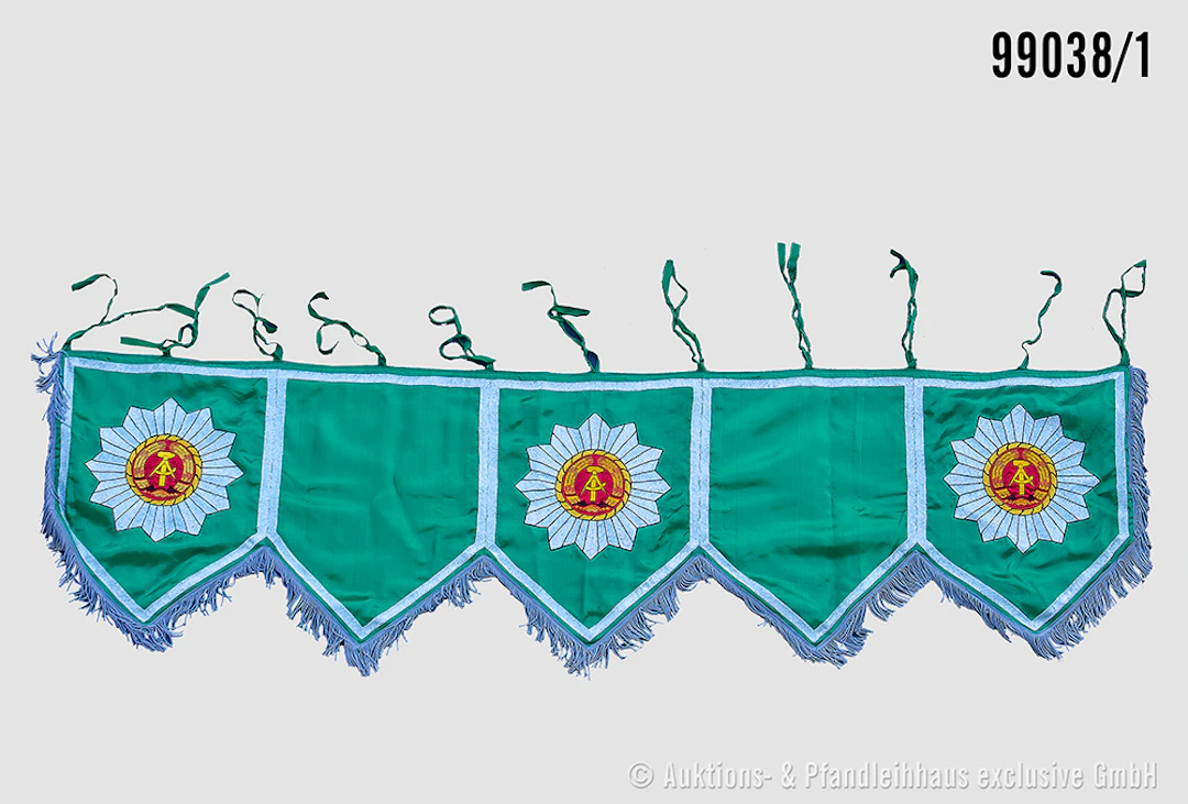 DDR Volkspolizei Paukenbehang, L ca. 185 cm, H ca. 50 cm, mit Fransen