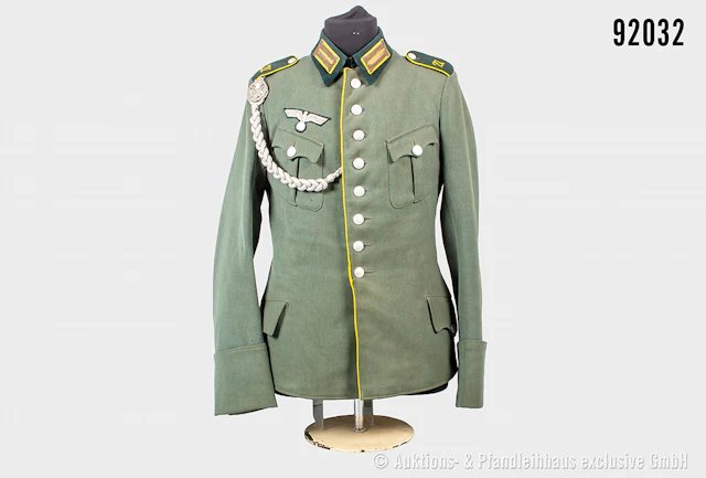 geschmückte Feldbluse der Nachrichtentruppe, Durchgriff für die Seitenwaffe