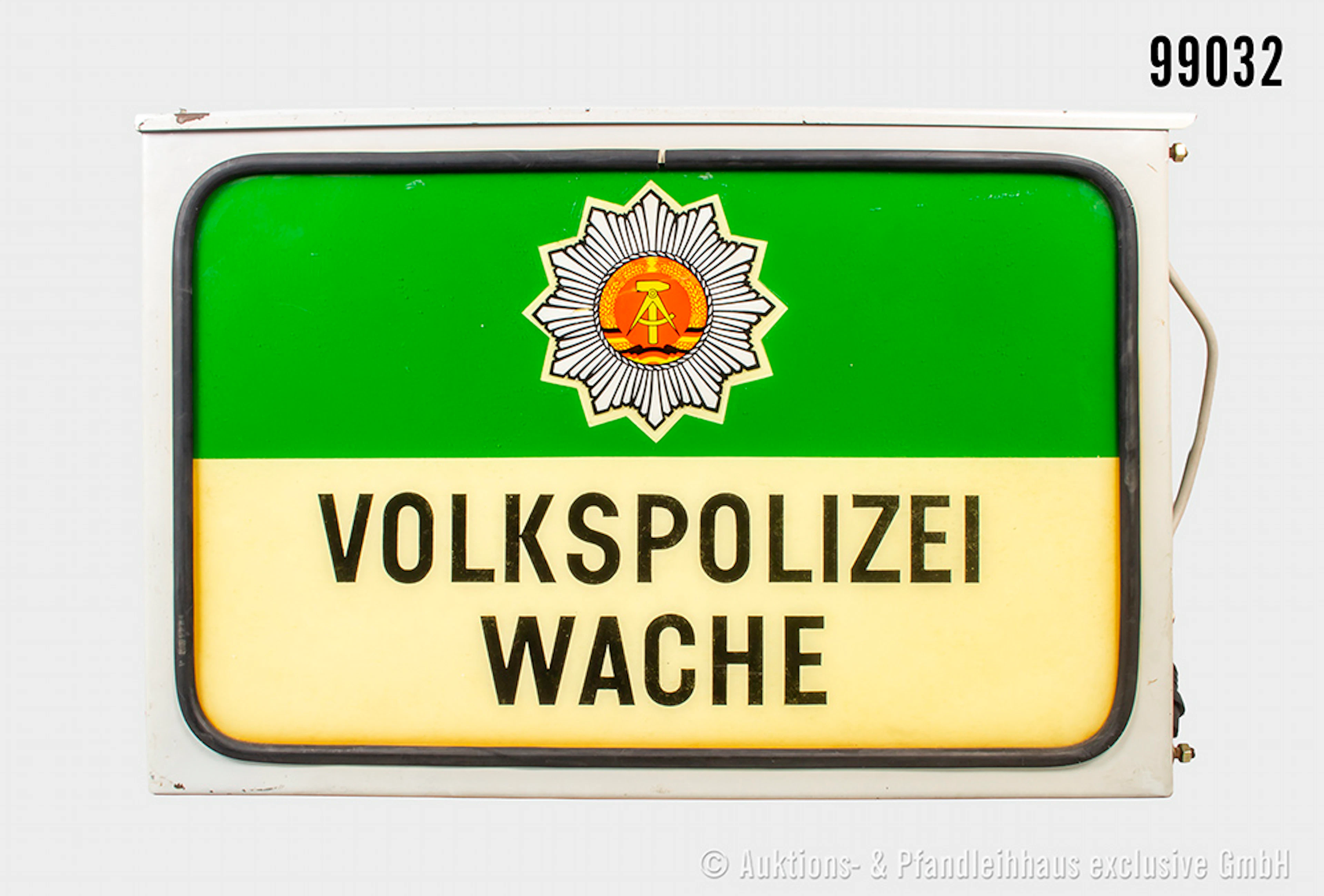 DDR Volkspolizei, elektrisch beleuchtbarer Eisenkasten mit beidseitigem