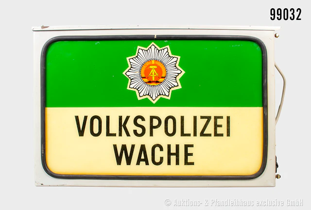 DDR Volkspolizei, elektrisch beleuchtbarer Eisenkasten mit beidseitigem