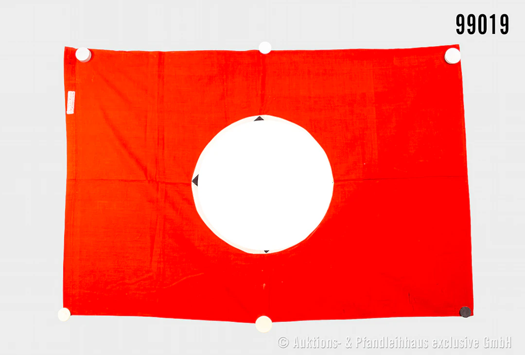 Hakenkreuz-Fahne mit beidseitig aufgenähten Spiegeln, Hersteller-Etikett