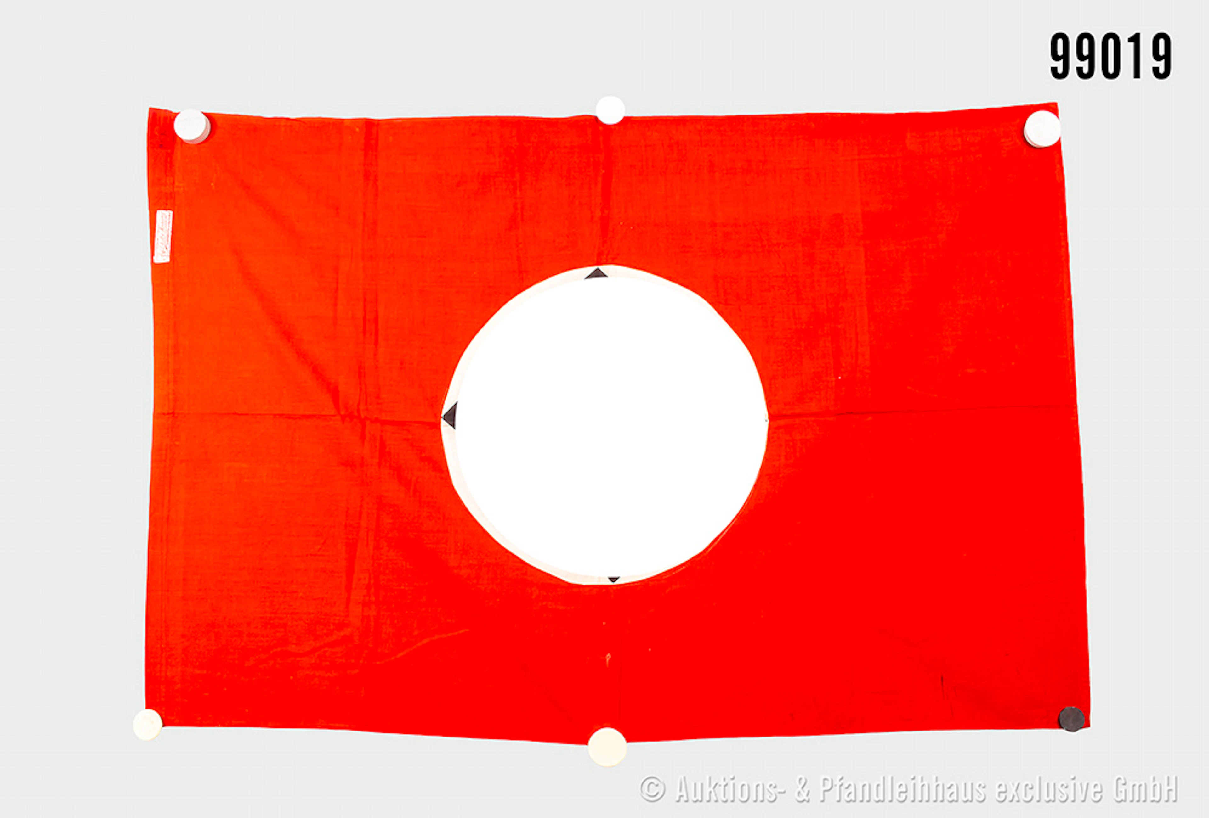 Hakenkreuz-Fahne mit beidseitig aufgenähten Spiegeln, Hersteller-Etikett