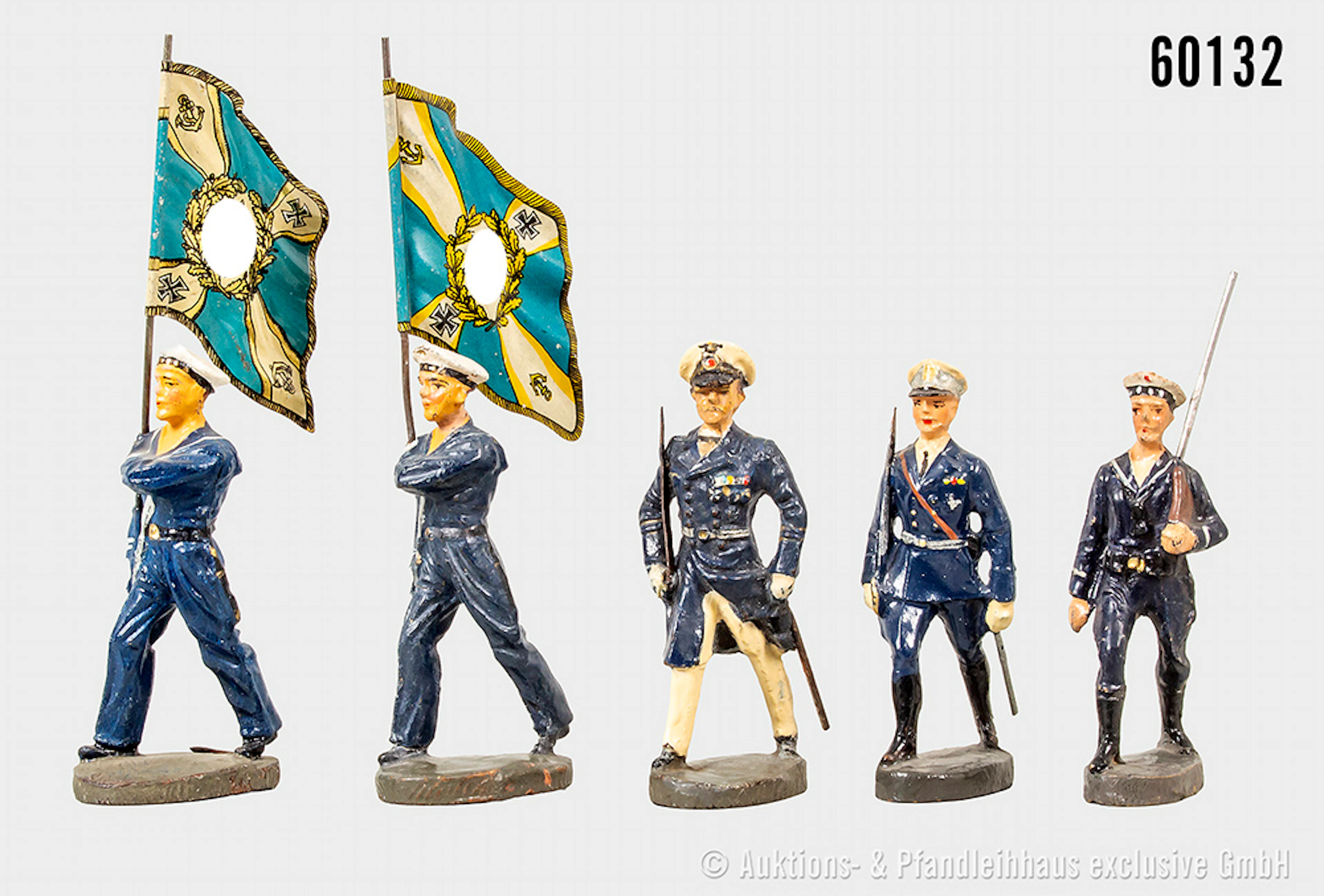 Elastolin Marinefiguren in blauer Uniform im Marsch, 2 x Fahnenträger