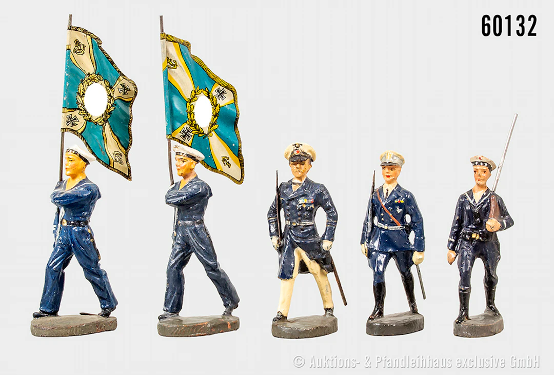 Elastolin Marinefiguren in blauer Uniform im Marsch, 2 x Fahnenträger