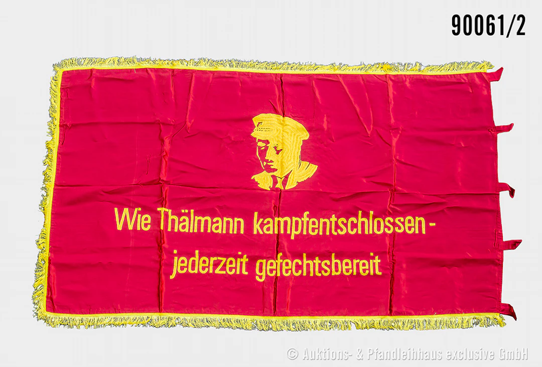 DDR-Fahne NVA mit Fransen, beidseitig bestickt "Ehrenparade der NVA