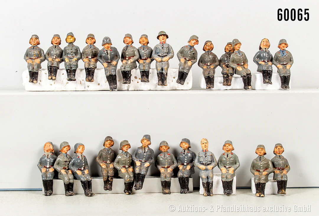 Sitzende Figuren Artilleristen, Masse, vereinzelt beschädigt, sonst Z 1-2