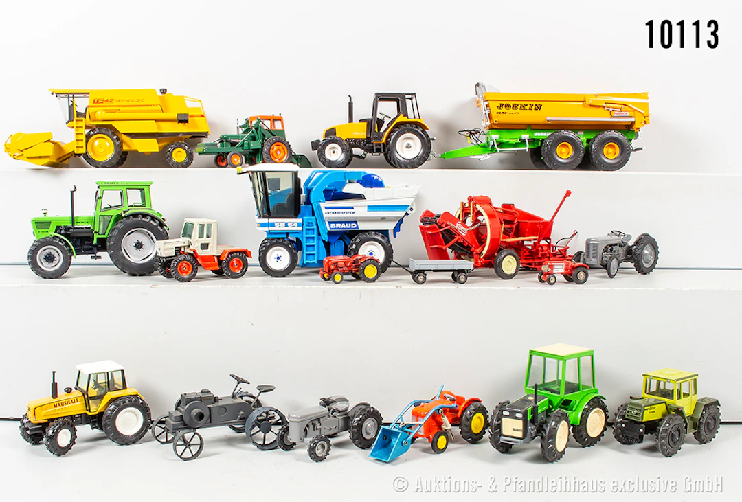 Konv. Traktormodelle und landwirtschaftliche Maschinen, dabei Siku