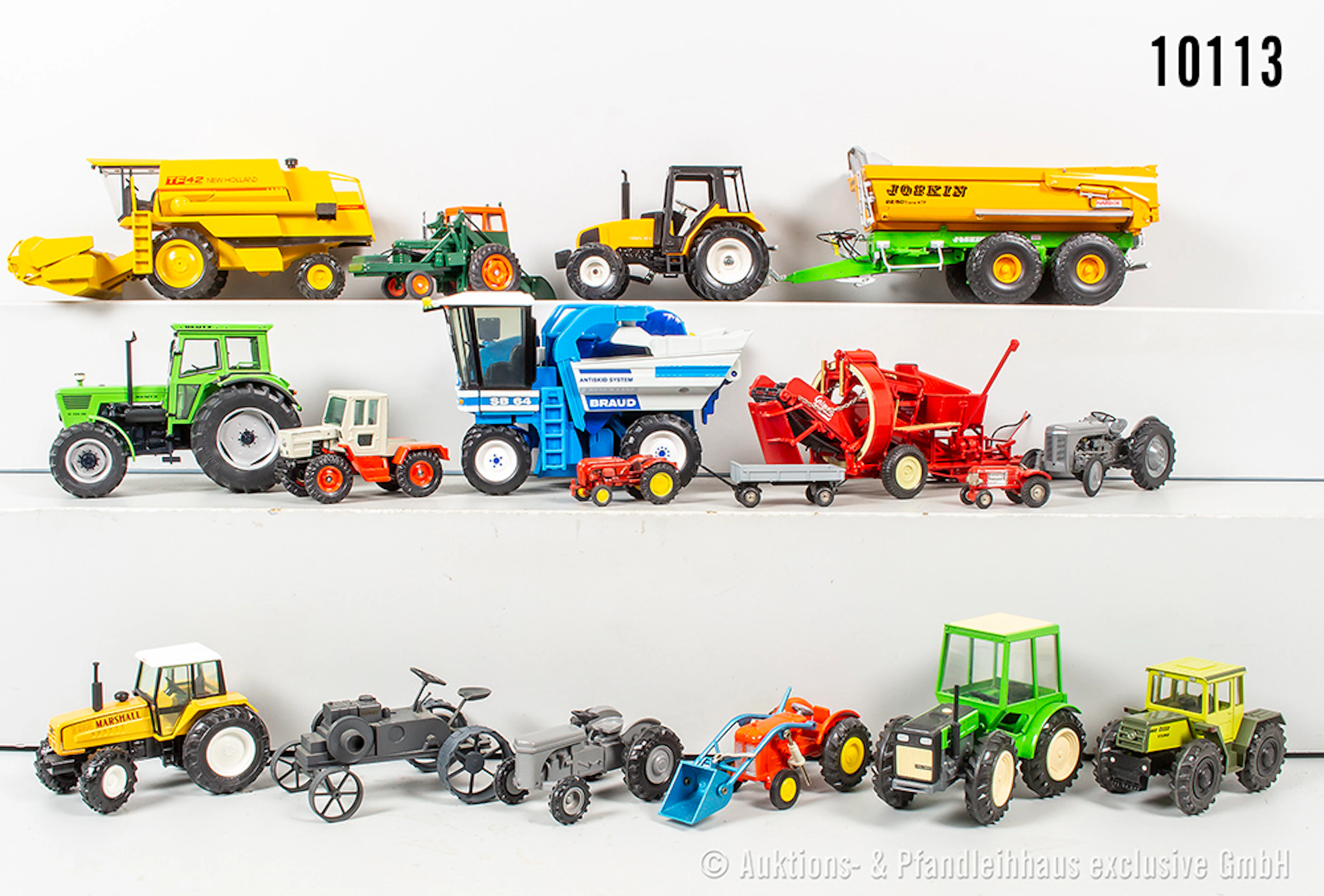 Konv. Traktormodelle und landwirtschaftliche Maschinen, dabei Siku
