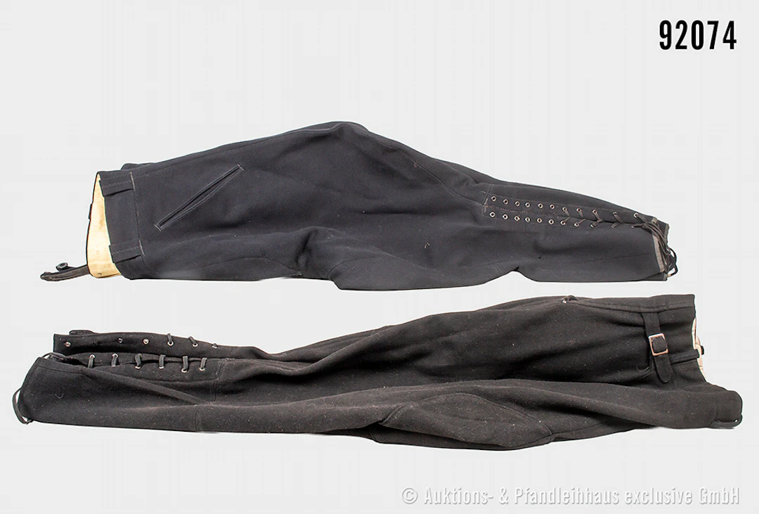 Konv. 2 schwarze Breeches, 1 x mit RZM-Etikett der SS, teilw. Mottenschäden