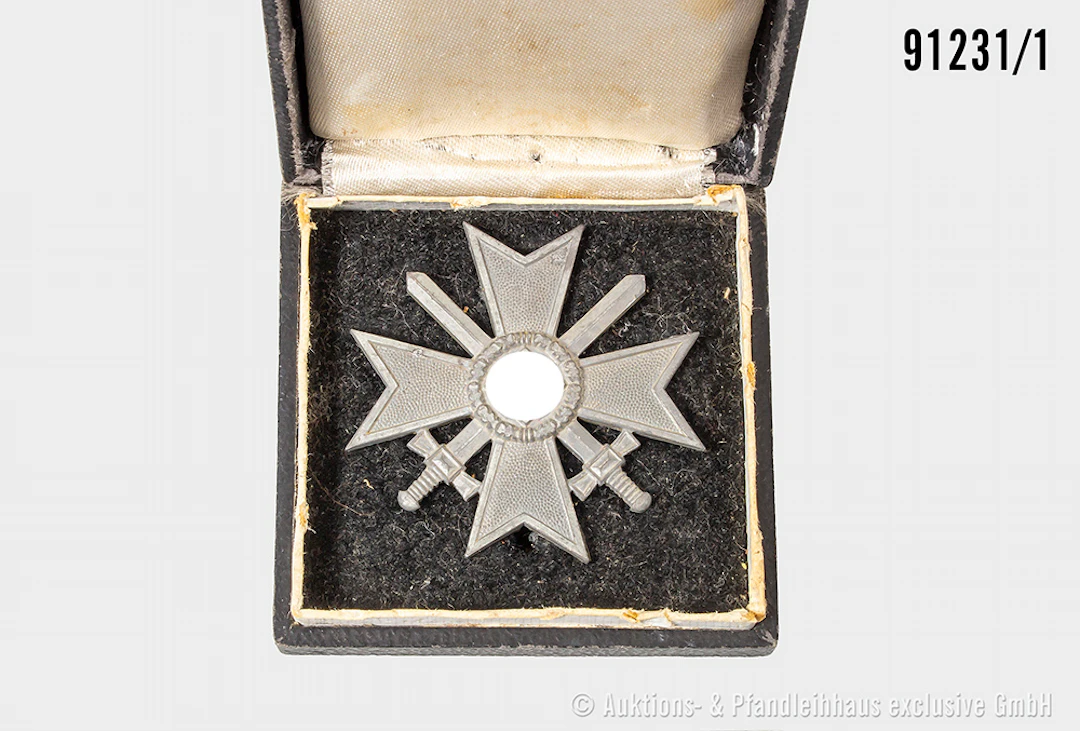 KVK 1. Klasse mit Schwertern, Zinkausf., im beschädigtem Etui, gemischter
