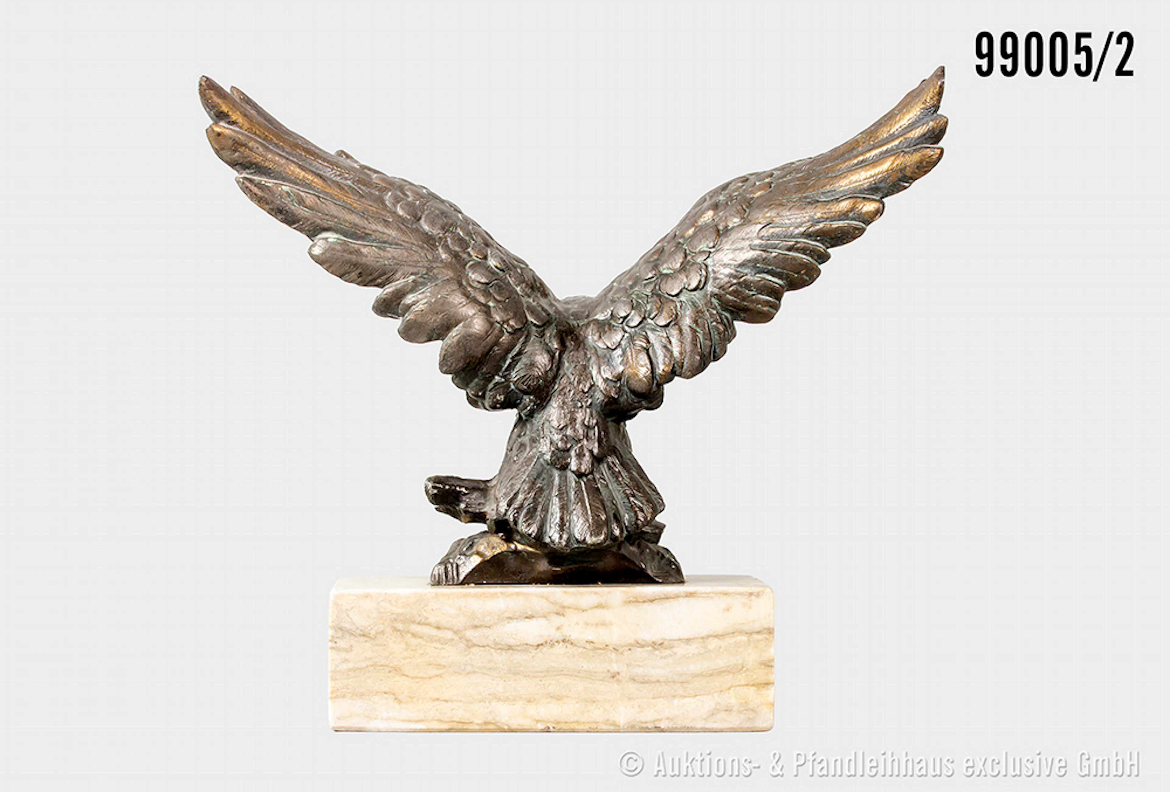 Bronzierter Adler auf Marmorsockel, Höhe ca. 23,5 cm Breite ca. 27