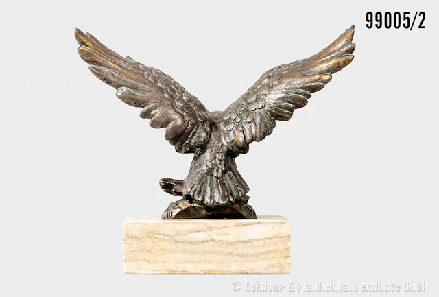 Bronzierter Adler auf Marmorsockel, Höhe ca. 23,5 cm Breite ca. 27