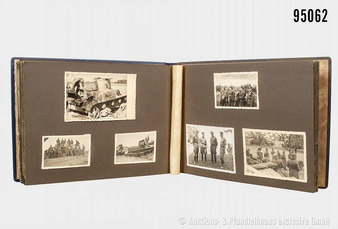 Fotoalbum eines Soldaten im A.R. 13, Einband mit aufgelegtem Stahlhelm