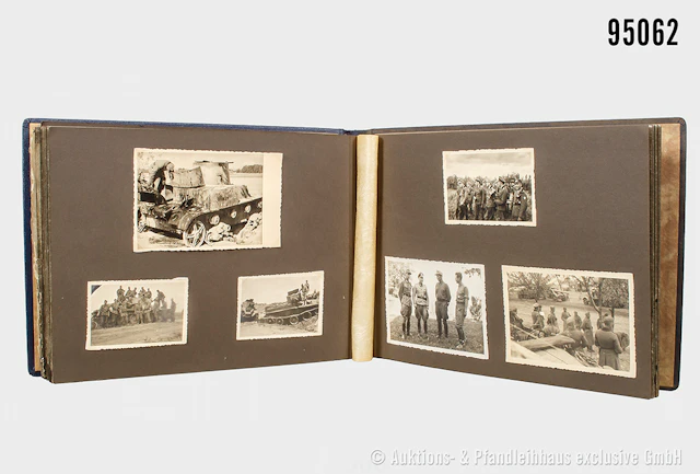 Fotoalbum eines Soldaten im A.R. 13, Einband mit aufgelegtem Stahlhelm