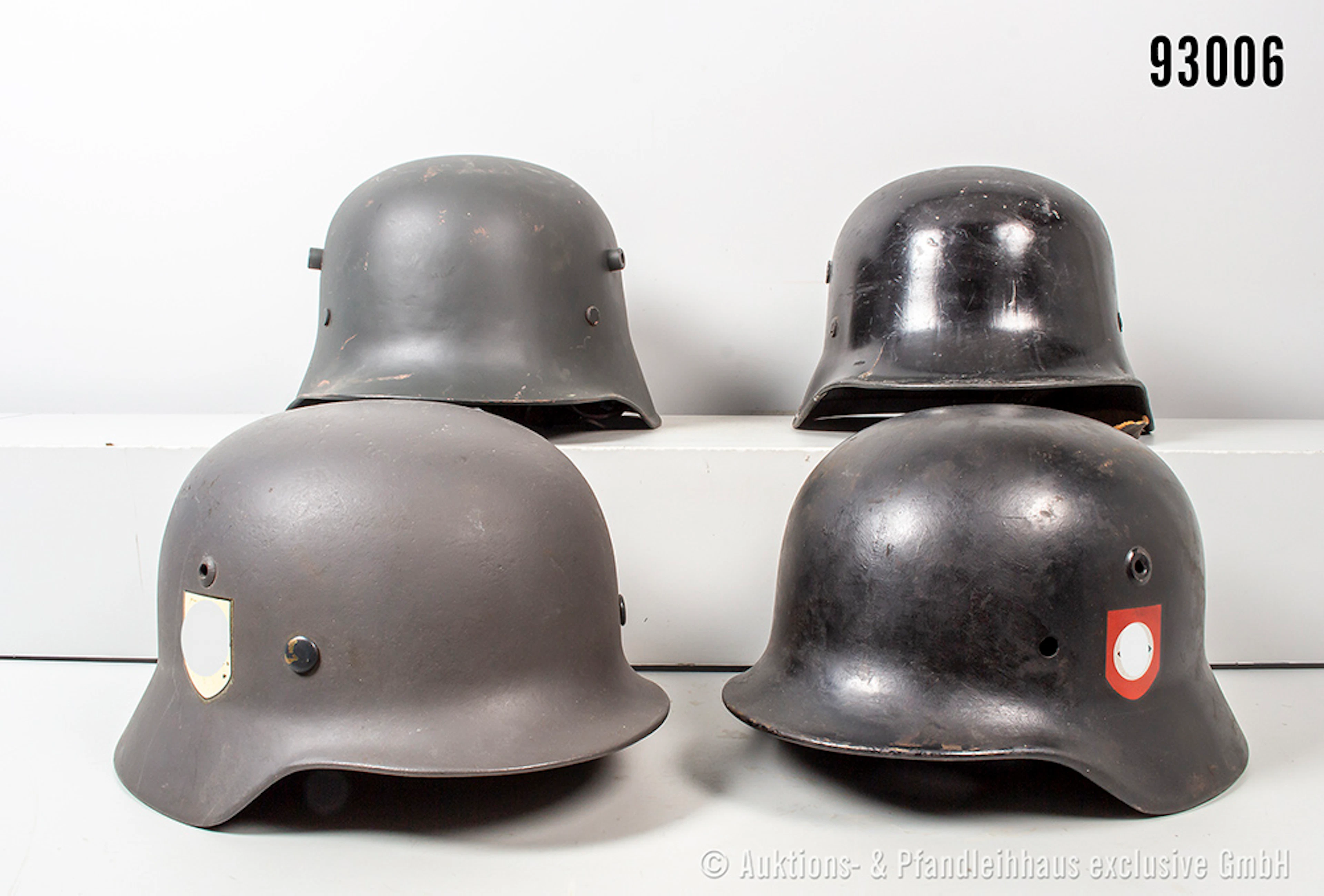 Konv. der Stahlhelme, versch. Epochen, 3x mit Innenfutter und Kinnriemen