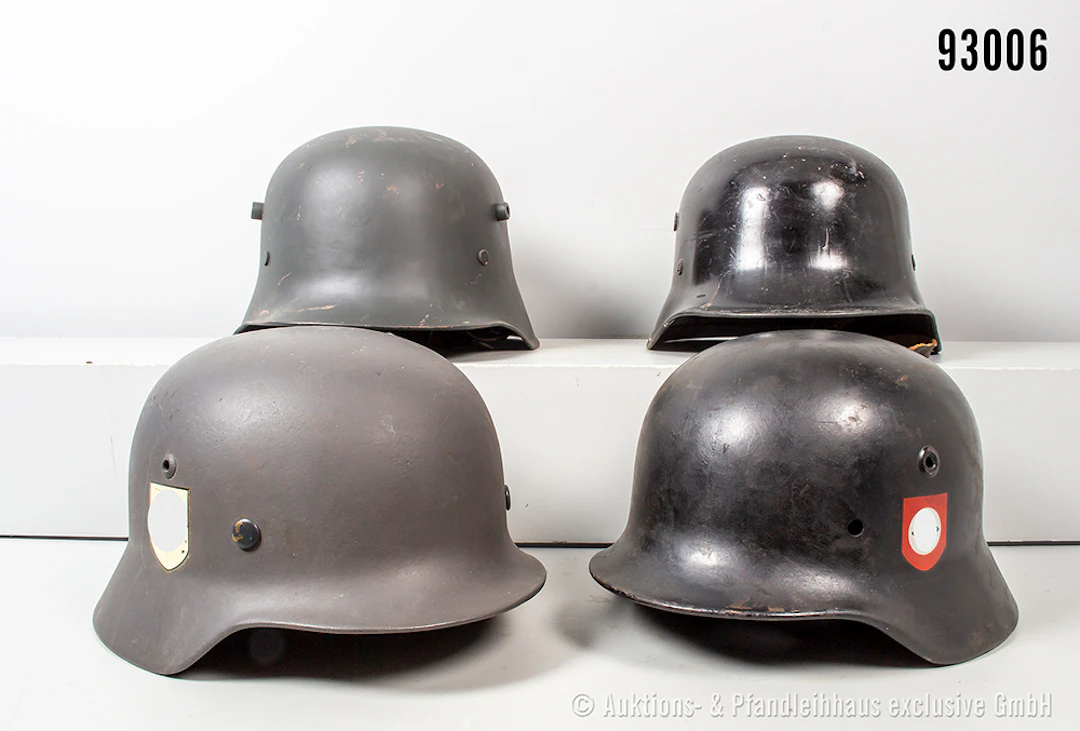 Konv. der Stahlhelme, versch. Epochen, 3x mit Innenfutter und Kinnriemen