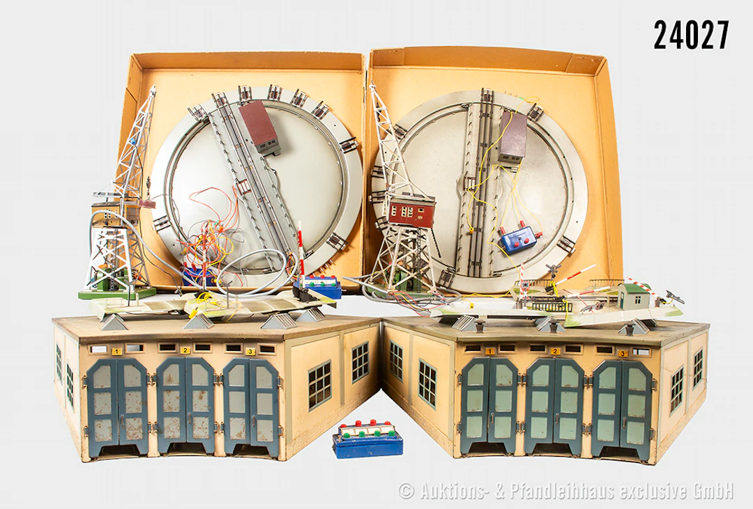 Märklin H0: u.a. 2x 7186 Drehscheibe & 2x 3 Ständiger-Lokschuppen