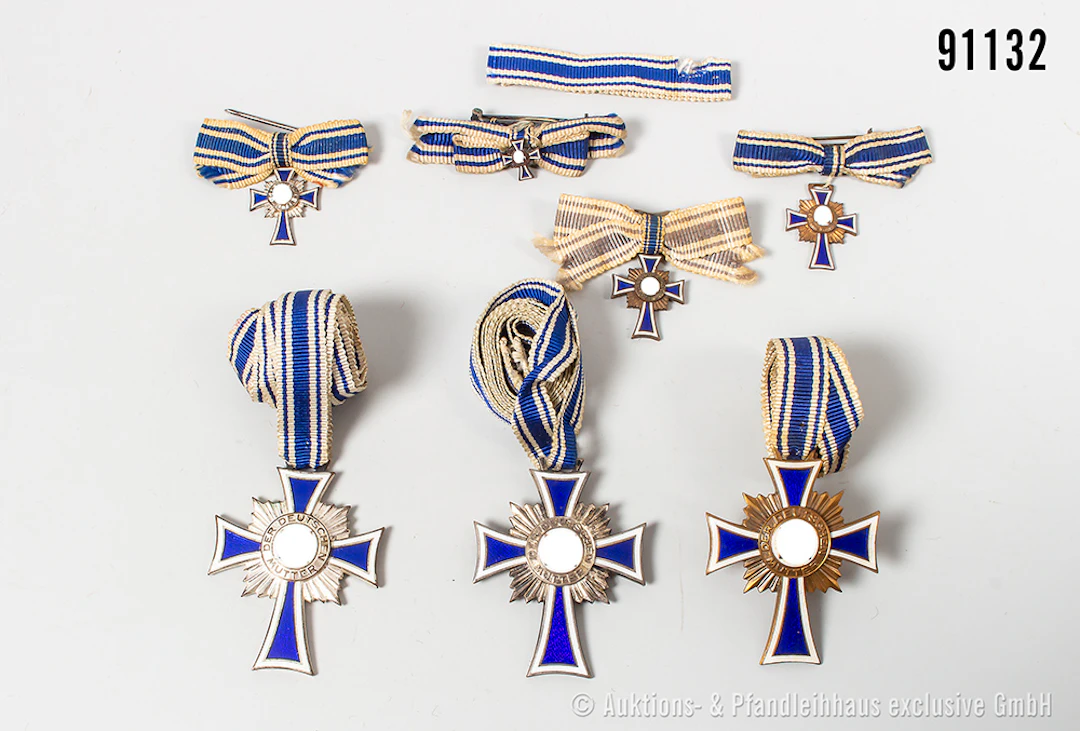Konv. Mutterkreuz in Bronze mit 3 Miniaturen sowie 2 Mutterkreuze