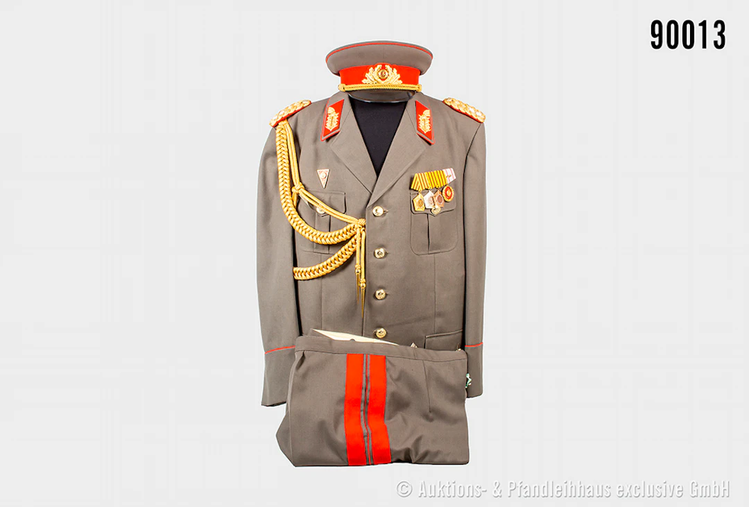 Uniform eines Generalleutnant der NVA, Jacke komplett mit Effekten