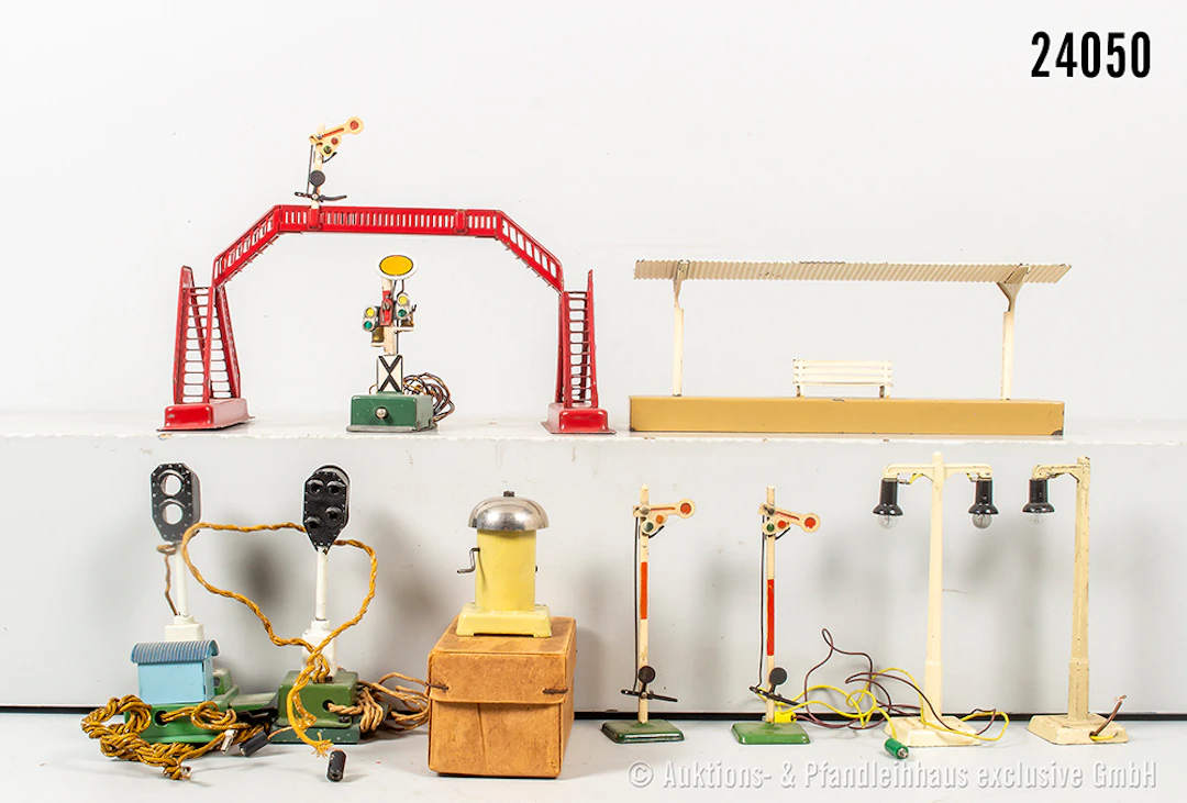 Märklin H0: 444.2 Übergangssteg, 1 Signal, L 20cm x H 10cm & Bahnsteig