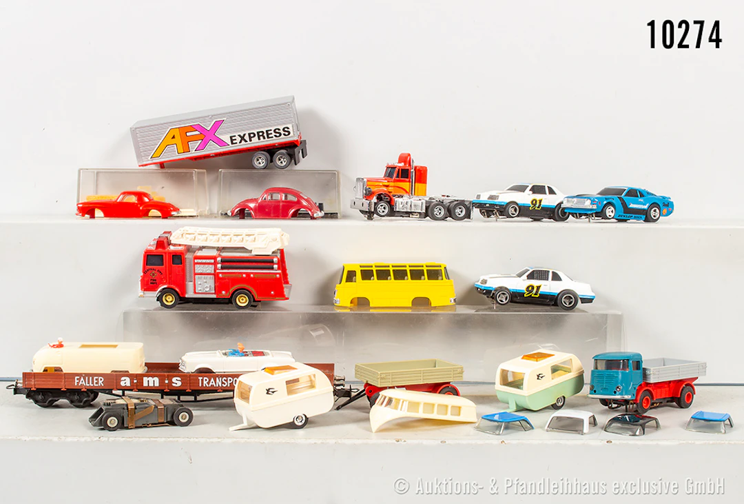 Konv. Slotcars und Zubehör, dabei Fahrzeuge, OVPs, Güterwagen, Gehäuse