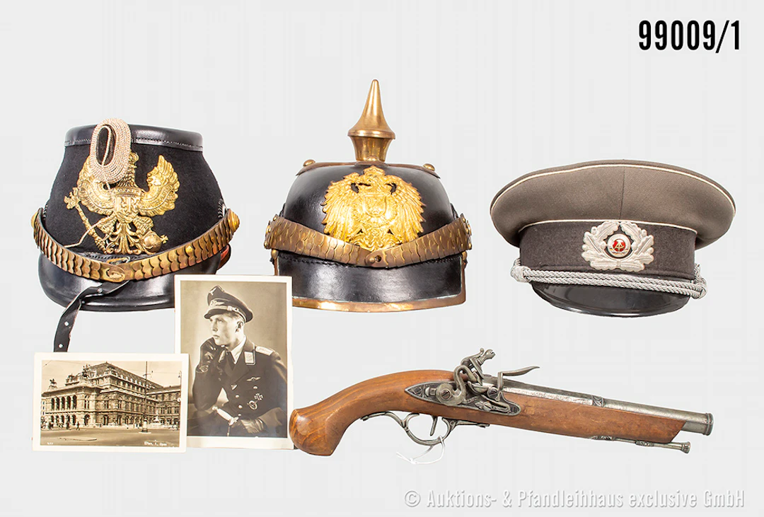 Konv. Verschiedenes, versch. Epochen, u.a. Kopie-Pickelhaube und Kopie-Tschako