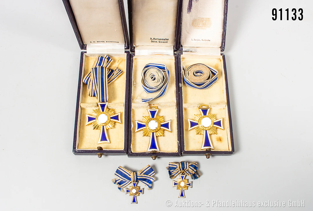 Konv. 3 Mutterkreuze in Gold, jeweils im Etui, sowie 2 Miniaturen