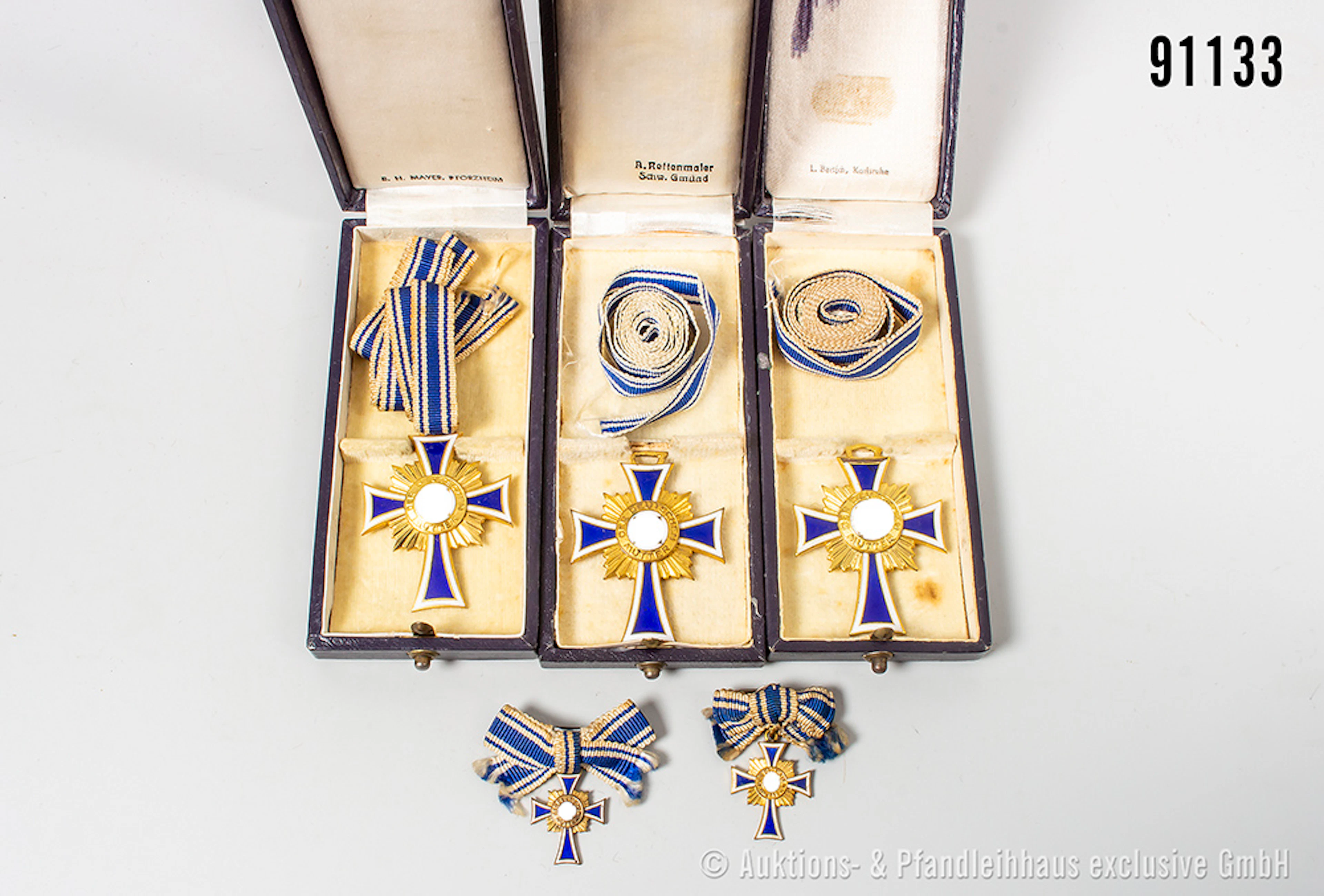 Konv. 3 Mutterkreuze in Gold, jeweils im Etui, sowie 2 Miniaturen