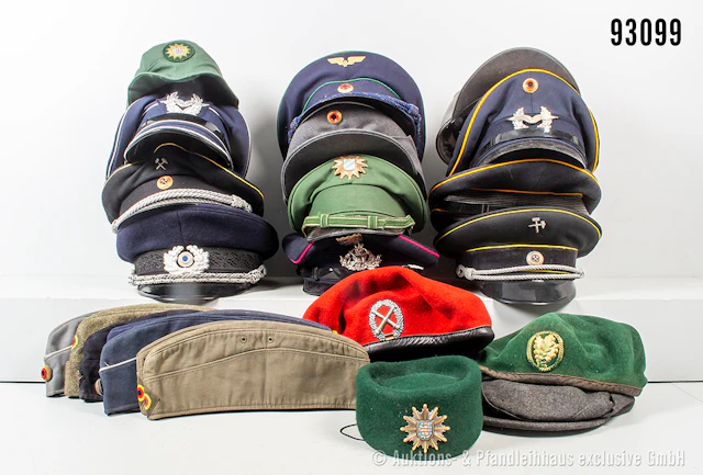 Konv. 24 Kopfbedeckungen BRD, u.a. Bundeswehr, Polizei, Bundesbahn