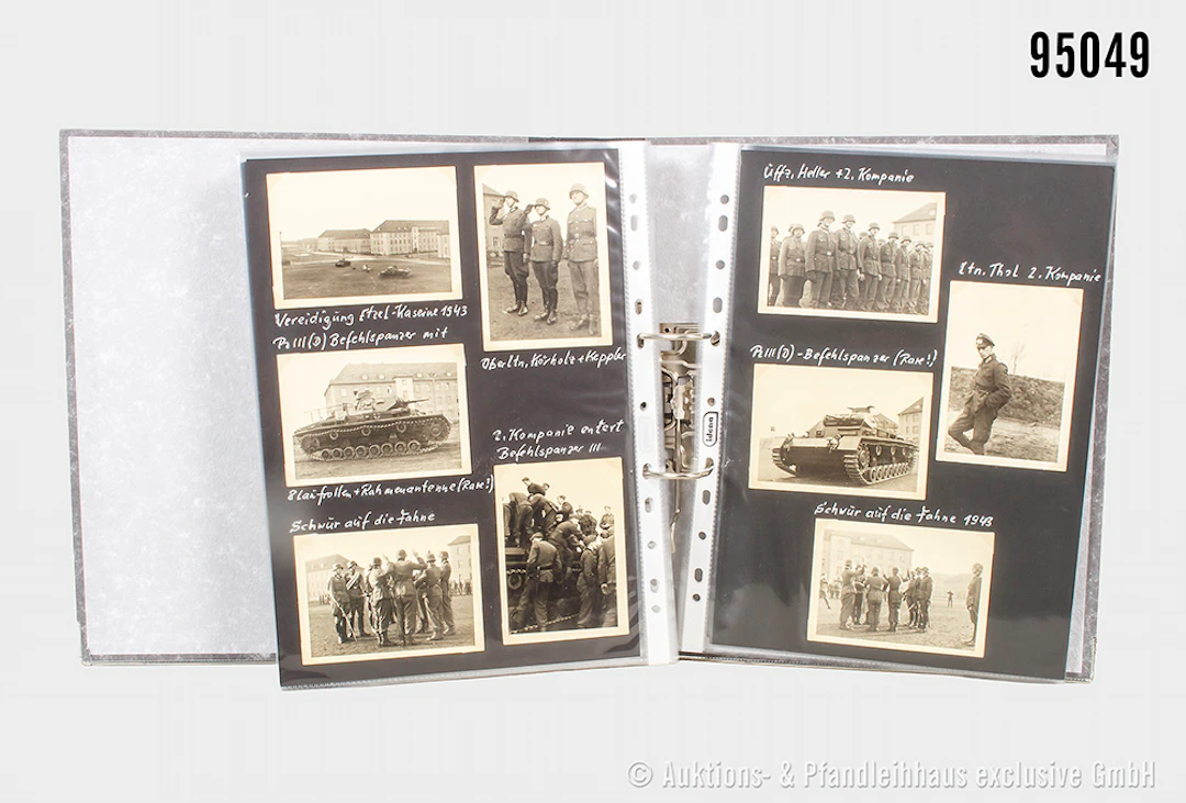 Konv. lose Fotoalbum-Seiten in einen Ordner abgeheftet, eines Soldaten