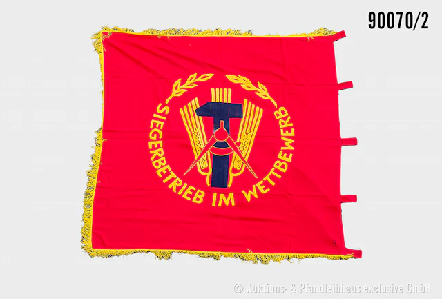 DDR Betriebsfahne mit Fransen, beidseitig bestickt "Siegerbetrieb
