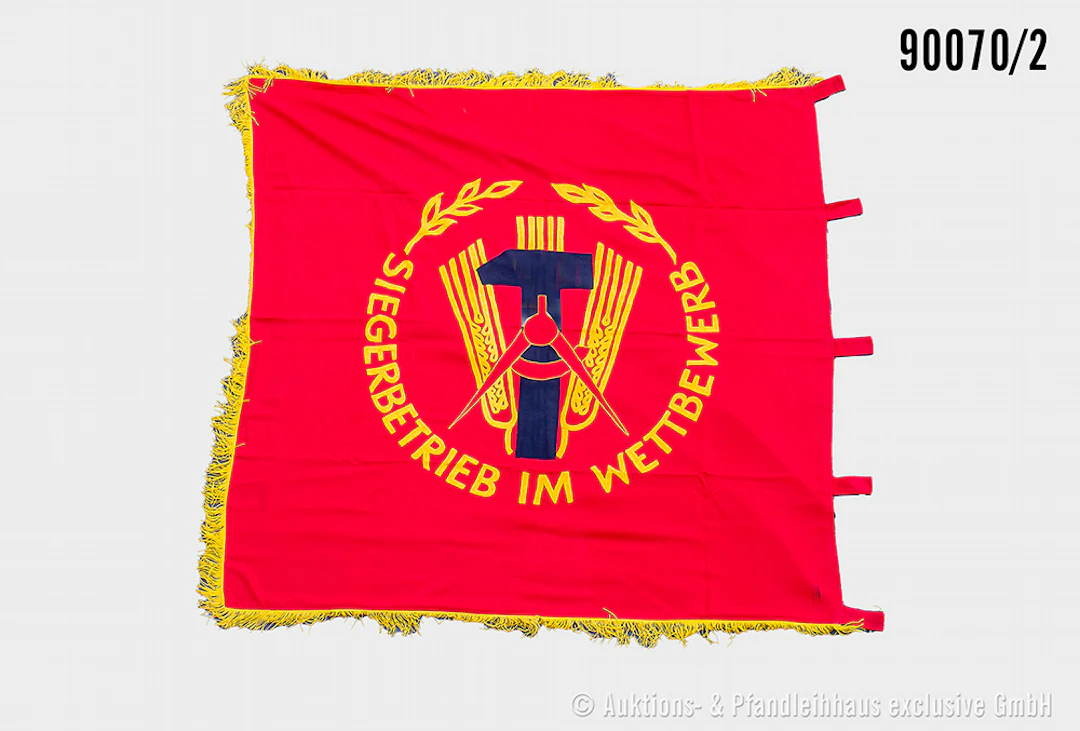DDR Betriebsfahne mit Fransen, beidseitig bestickt "Siegerbetrieb