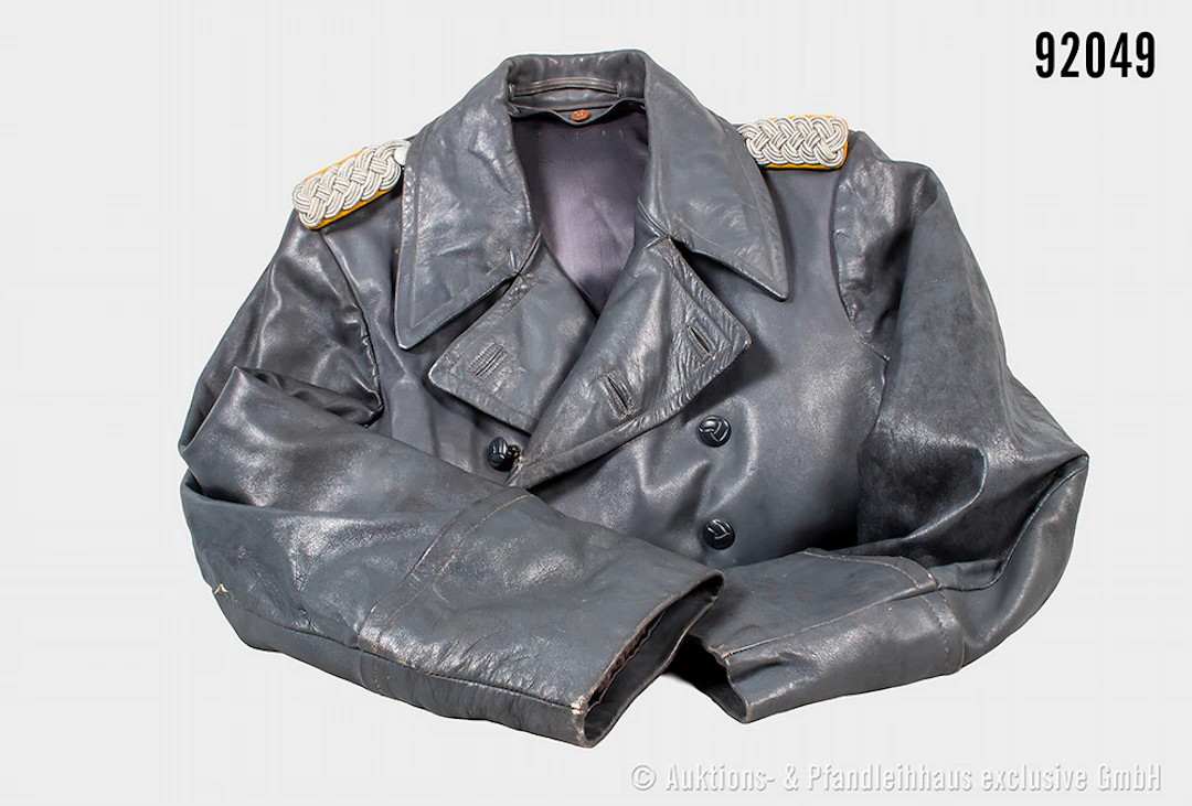 Luftwaffe 2. WK Ledermantel für Offiziere, Schulterstücke teilw. mottig