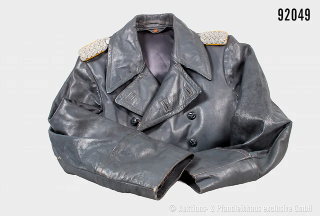 Luftwaffe 2. WK Ledermantel für Offiziere, Schulterstücke teilw. mottig