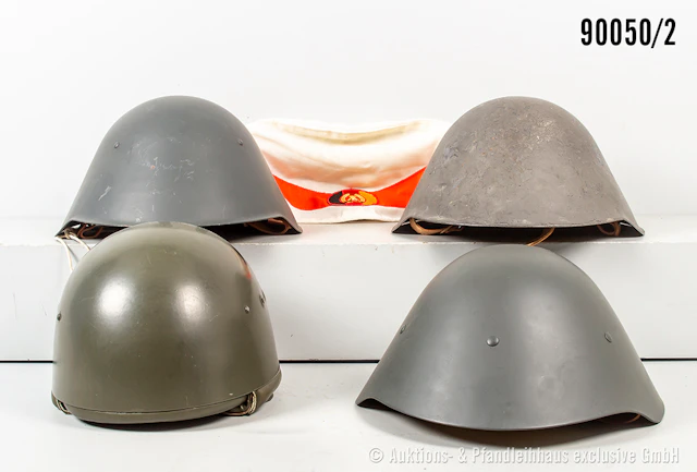 Konv. 18 Helme, überw. NVA und Bundeswehr, teilw. mit Tarnnetzen
