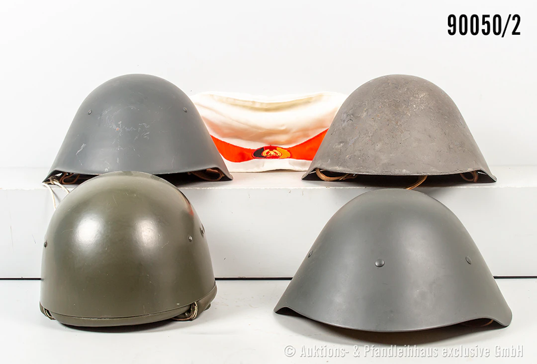 Konv. 18 Helme, überw. NVA und Bundeswehr, teilw. mit Tarnnetzen