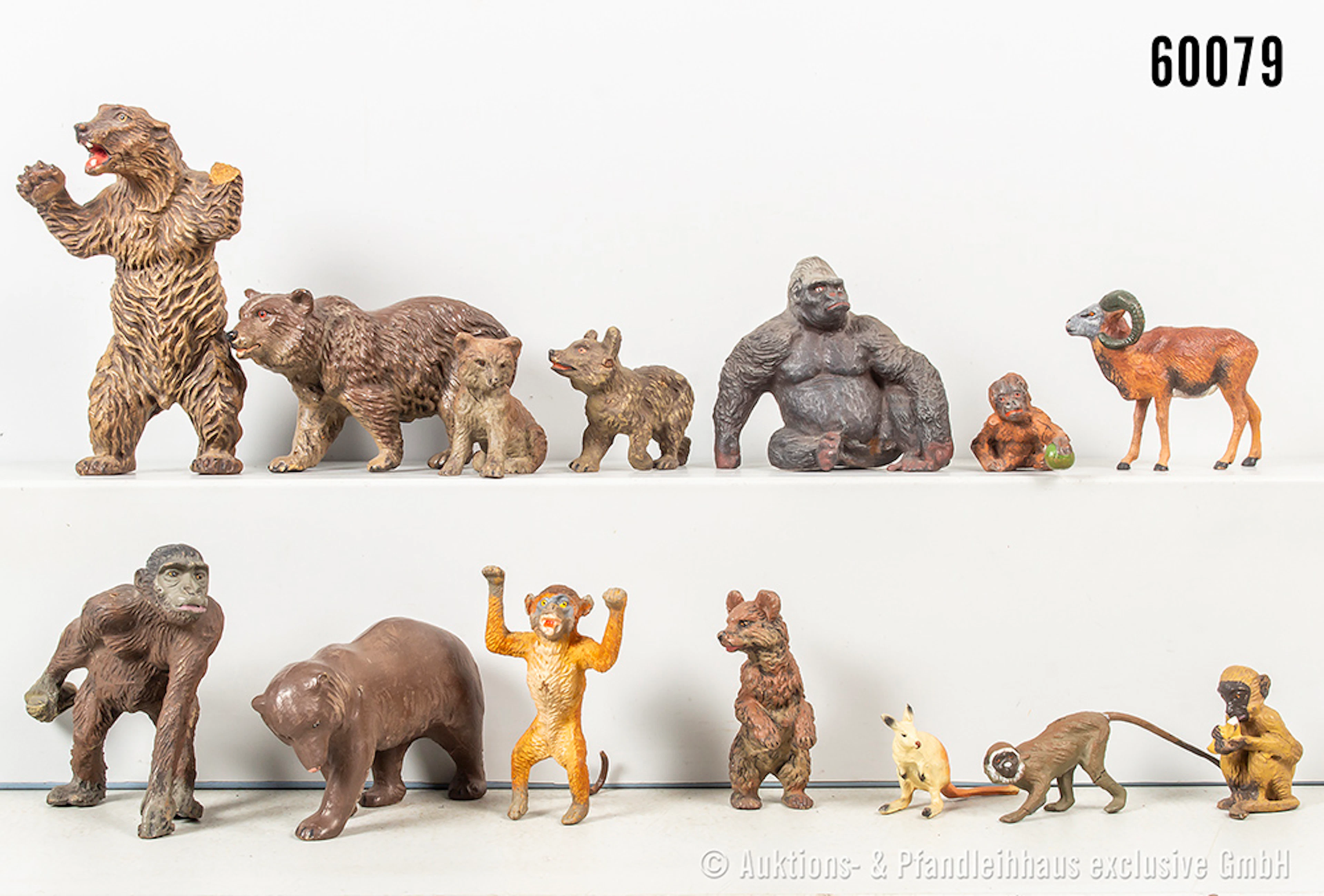 Tiere, u.a. Gorilla, Affe mit Banane, junger Orang-Utan mit Ball