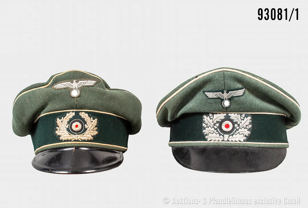Konv. 2 Schirmmützen für Offiziere der Infanterie, Effekten teilw.