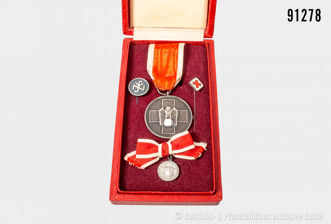 Konv. Volkspflegemedaille mit dazugehöriger Miniatur, sowie 2 Mitgliedsabzeichen
