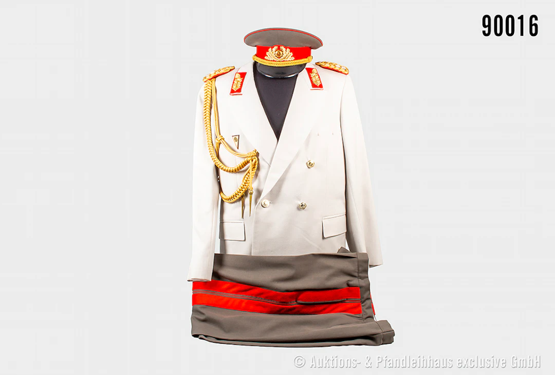 Uniform eines Generalleutnant der NVA, Ausgehjacke komplett mit Effekten