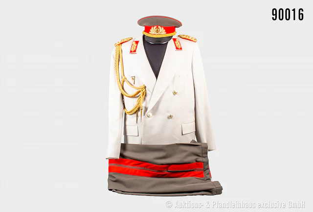 Uniform eines Generalleutnant der NVA, Ausgehjacke komplett mit Effekten