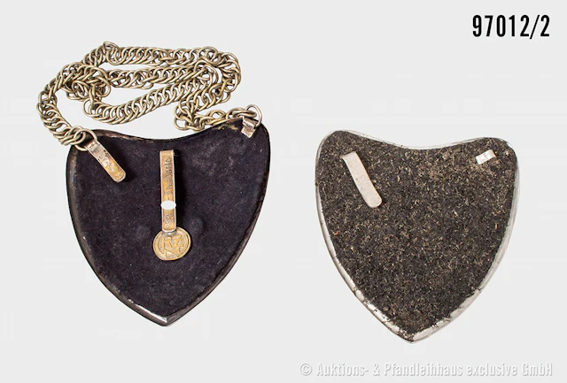 Konv. SA, 2 Ringkragen, einmal mit Kette, sowie Armbinde für Wehrmannschaften