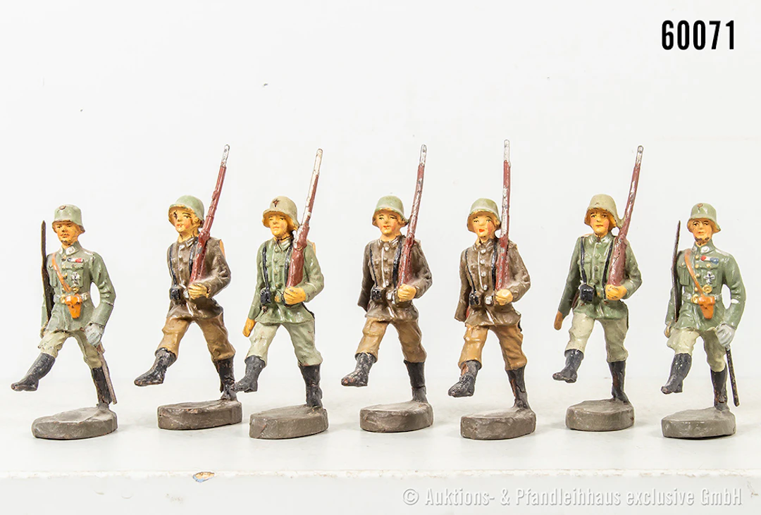Elastolin Soldaten im Stechschritt, 2 Offiziere, 3 x Kriegsproduktion