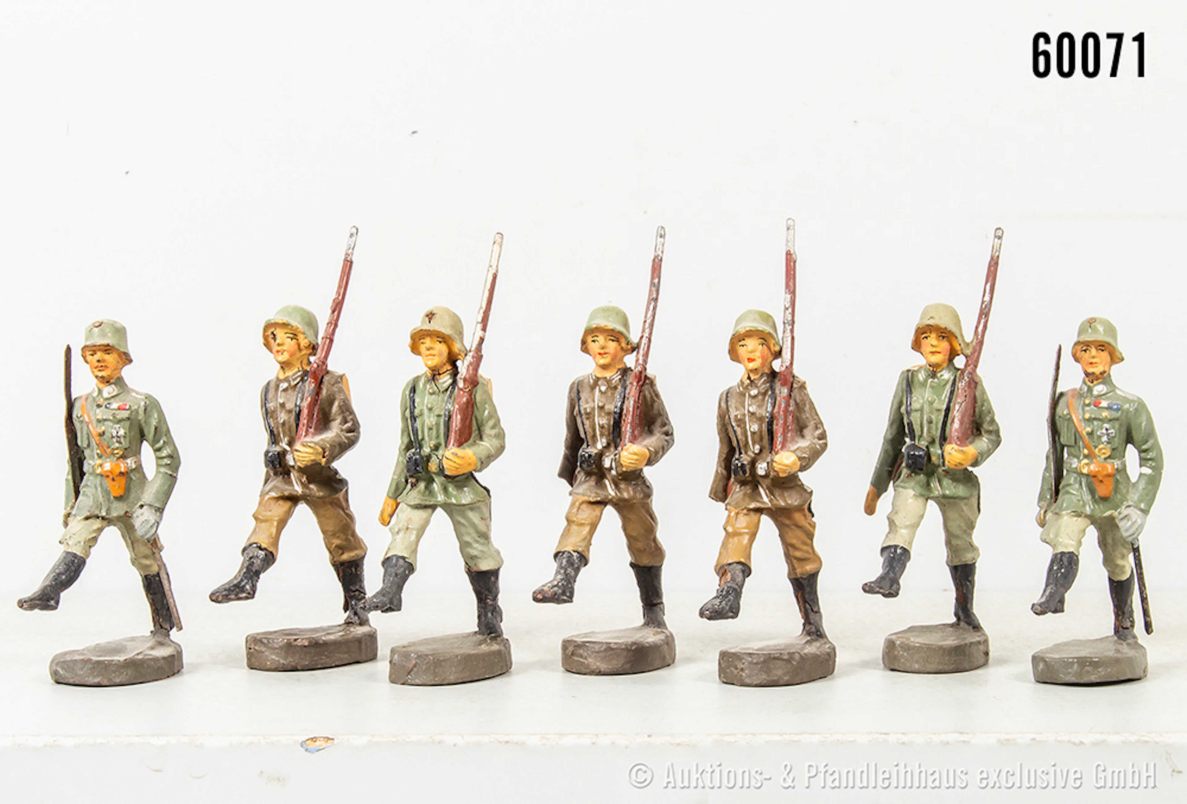 Elastolin Soldaten im Stechschritt, 2 Offiziere, 3 x Kriegsproduktion