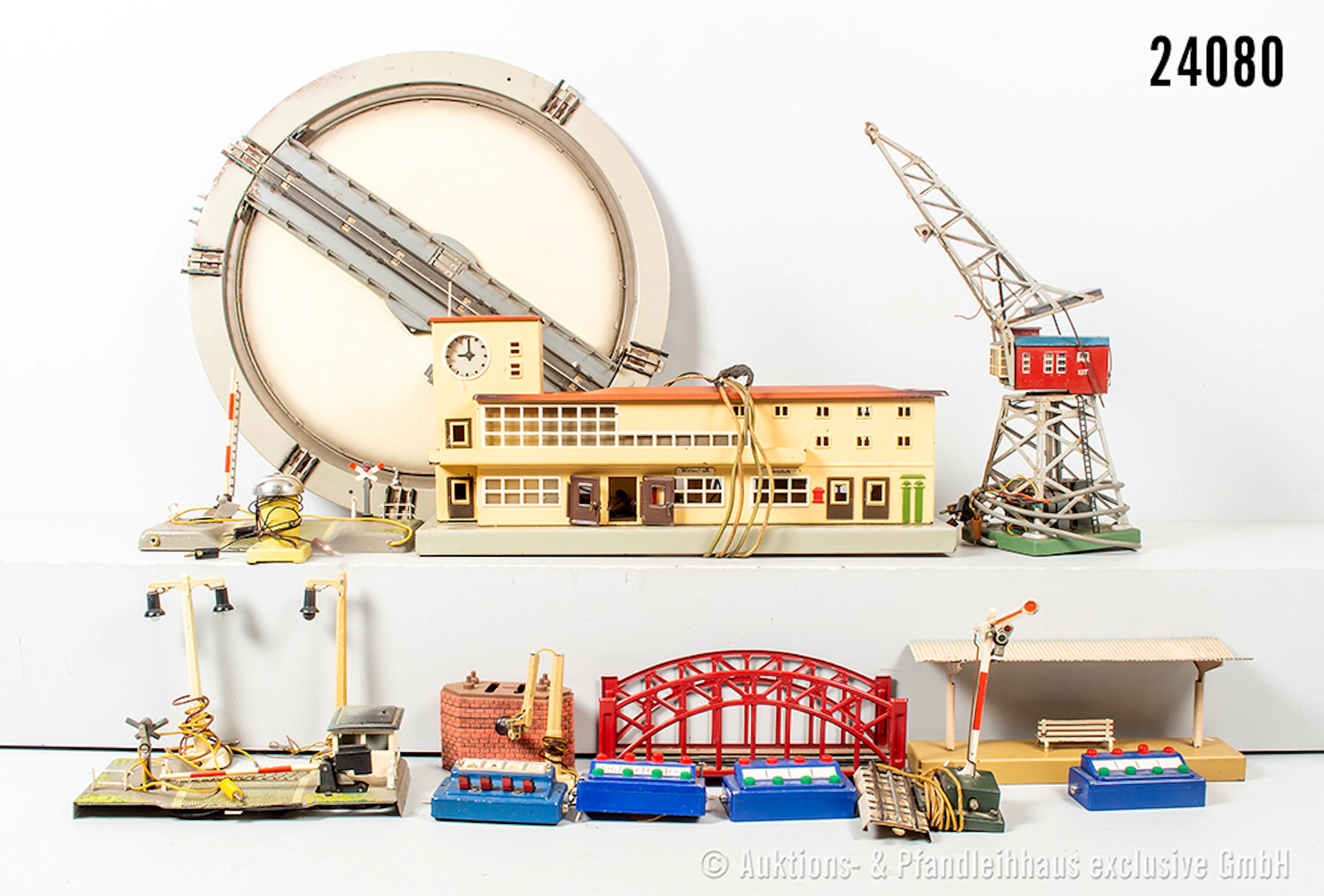 Märklin H0 Zubehör: Bahnhof "Friedrichshafen", Bahnübergang, Läutewerk