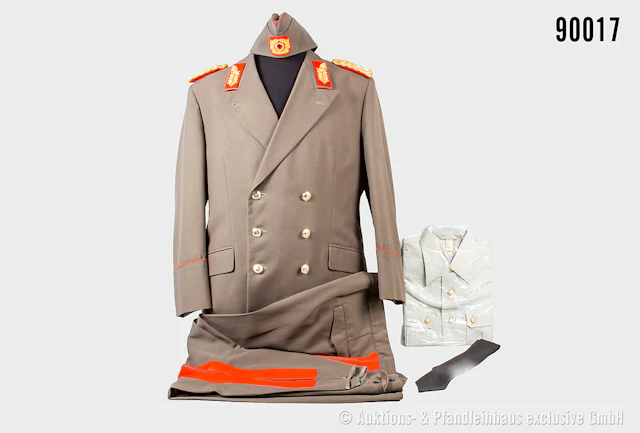 Uniform eines Generalleutnant der NVA, Jacke komplett mit Effekten