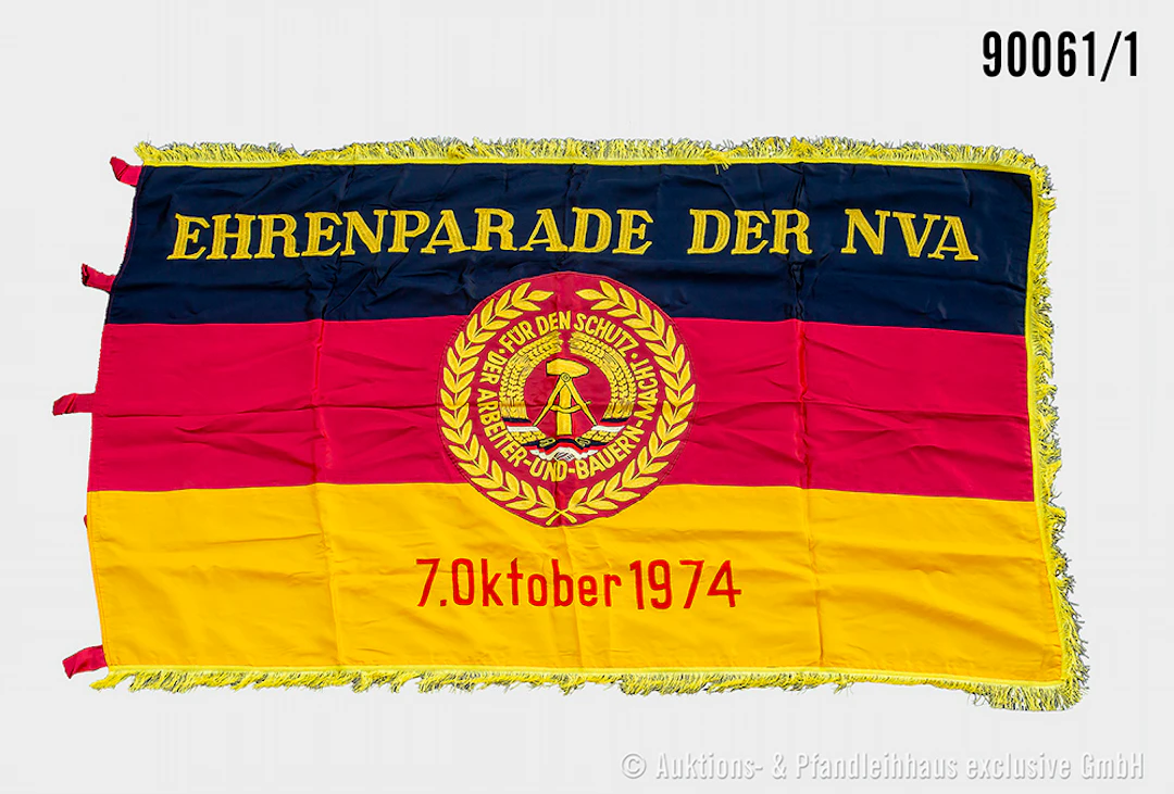 DDR-Fahne NVA mit Fransen, beidseitig bestickt "Ehrenparade der NVA