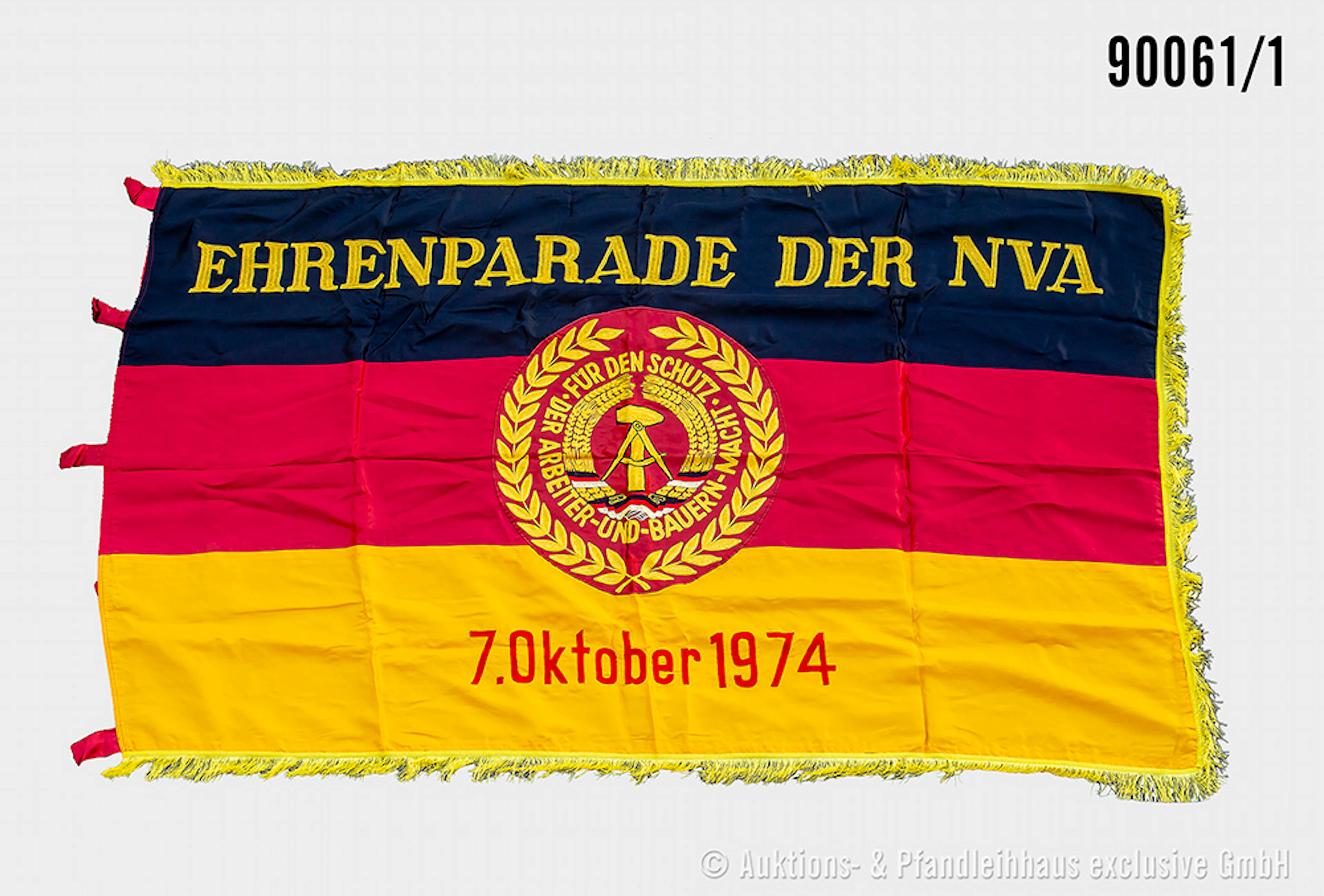 DDR-Fahne NVA mit Fransen, beidseitig bestickt "Ehrenparade der NVA