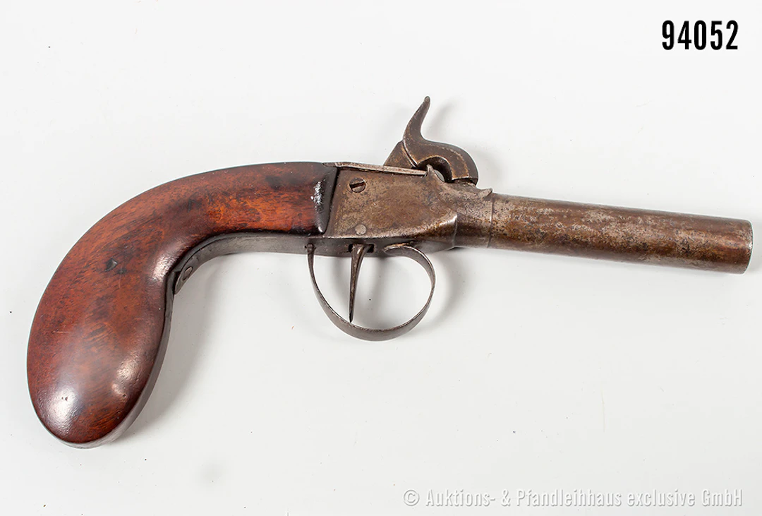 Perkussionspistole, 1 Griffschale mit Rissbildung, L ca. 19 cm, gemischter