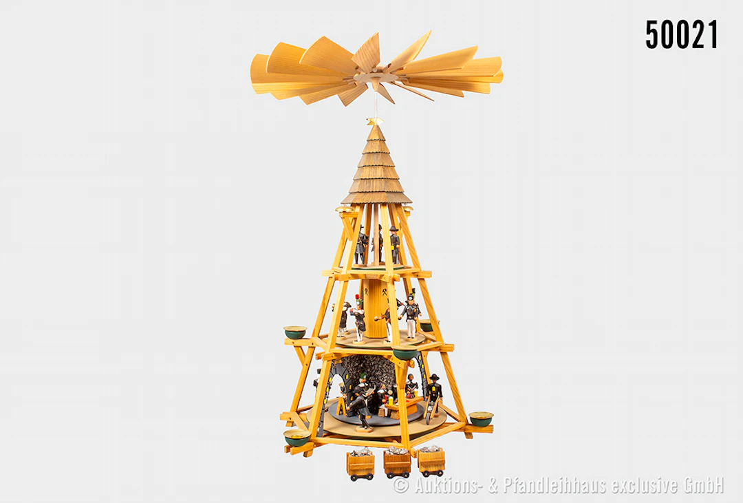 Große Erzgebirge Weihnachtspyramide mit Bergmannszug, fein bemalte
